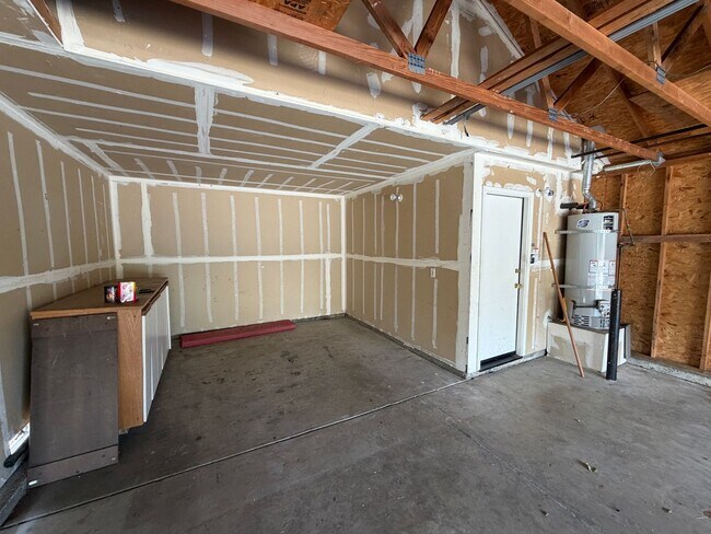 Building Photo - Great Location!