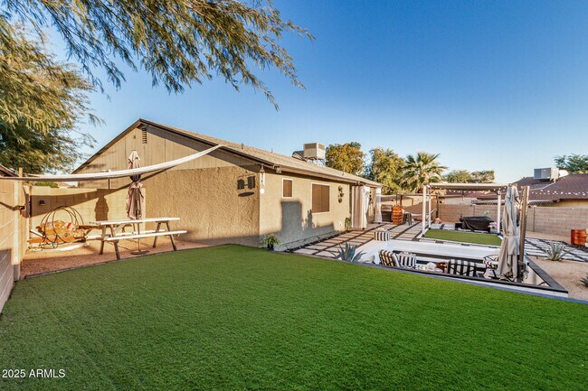 Building Photo - 421 E Wickieup Ln