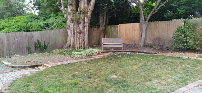 Back Yd - 2505 NE 82nd St