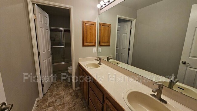 Building Photo - 6559 Gleneagle Ave SW