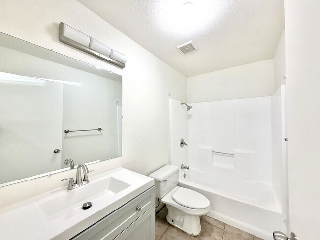 Building Photo - AVAILABLE NOW!! 2 Bedroom 1 Bathroom Apartment in Cathedral City!