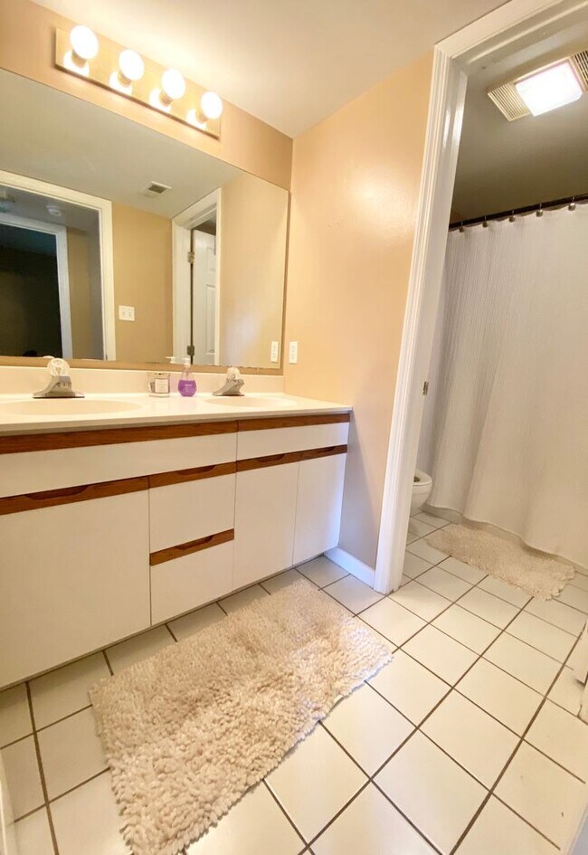 Building Photo - MOVE IN SPECIAL FOR SPRING SEMESTER - Short Term lease available JANUARY through JULY 2026  Laure...