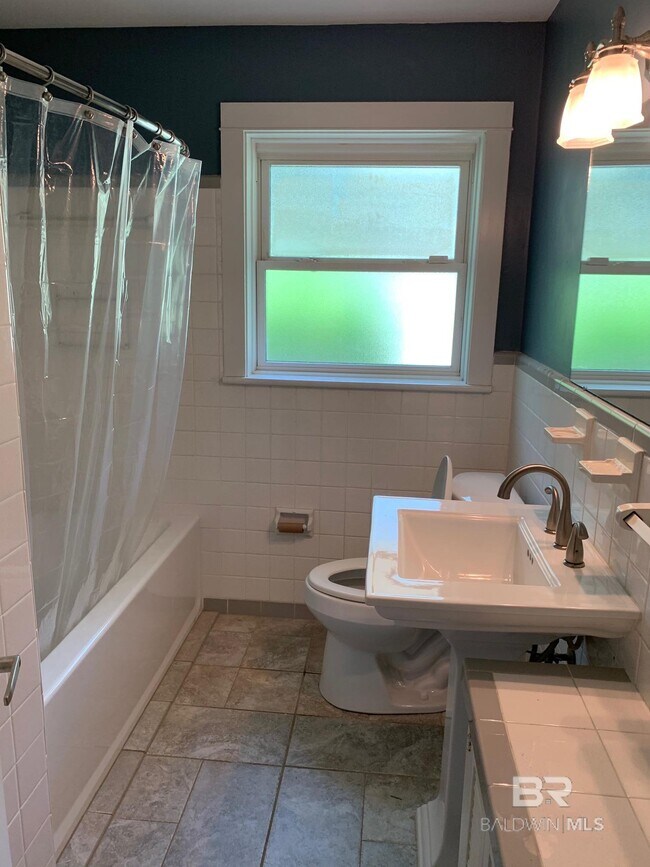 Building Photo - 371 S Church St