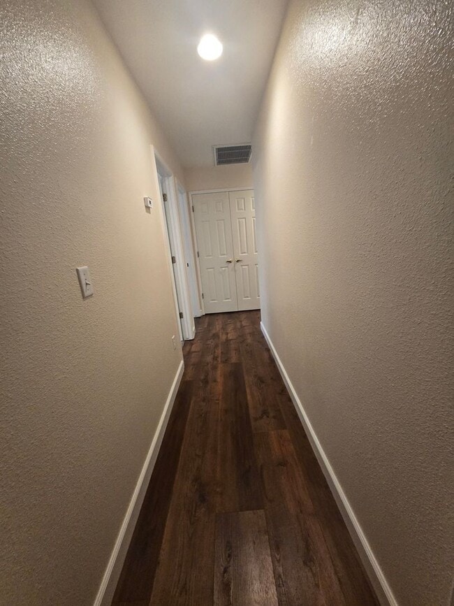 Building Photo - 3 BR 2 BA Available Now