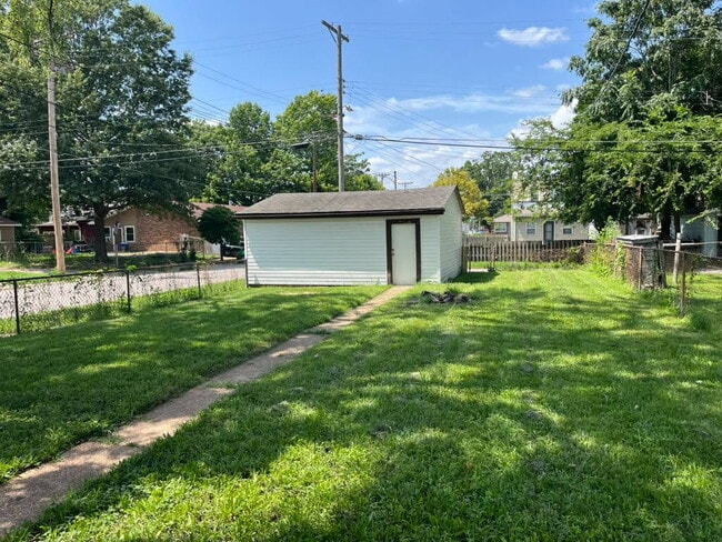 Building Photo - "Charming 2-Bed/ 1 bath 2nd Floor Retreat on Pennsylvania Avenue – with wood floors and a usable ...