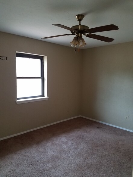 Master bedroom with walkin closet - 12400 N Luther Rd