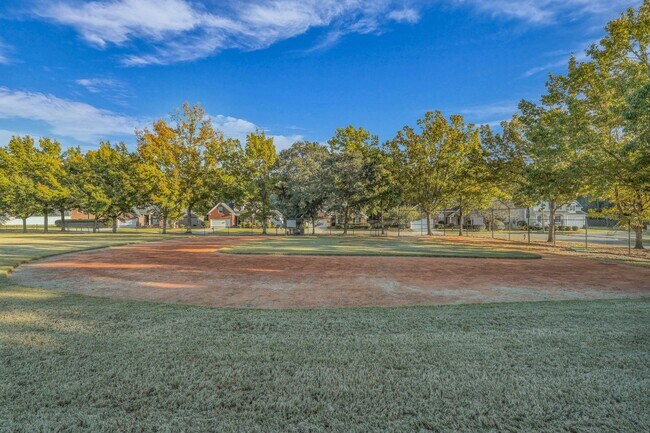 Building Photo - Centrally Located Home in Richmond Hill