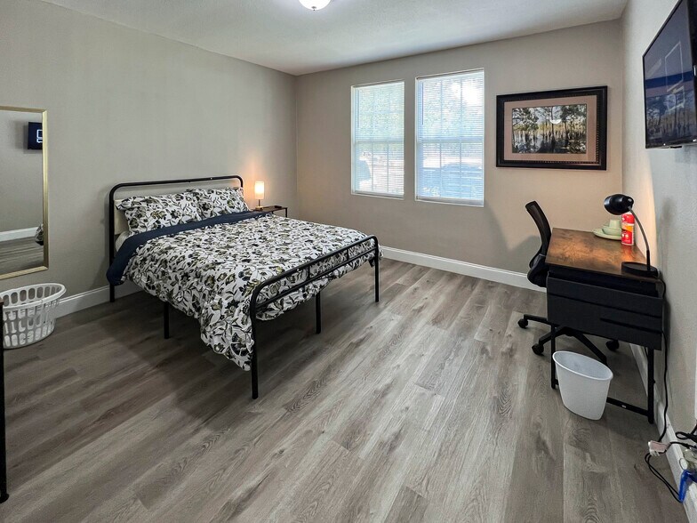 Primary Photo - 704 Saint Clair St