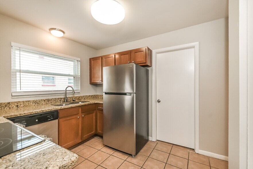 Building Photo - 420 Silver Hill Dr