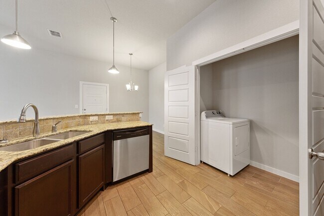 Building Photo - GORGEOUS 3 BEDROOM DUPLEX LOCATED IN BASTR...