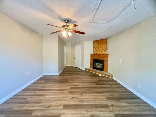 Building Photo - 3 Bed, 2 Bath Nest In Fayetteville