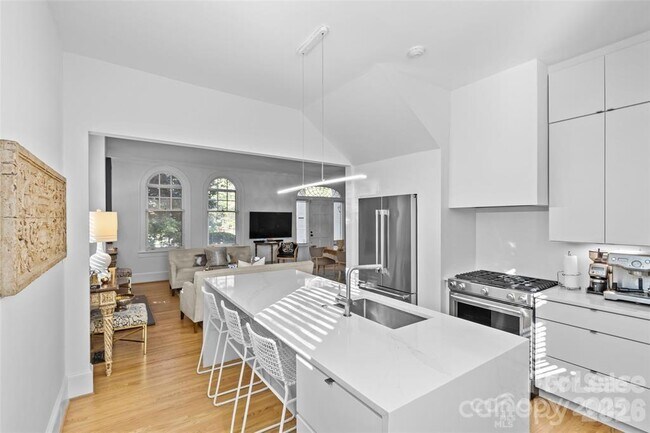 Building Photo - 609 Queens Rd