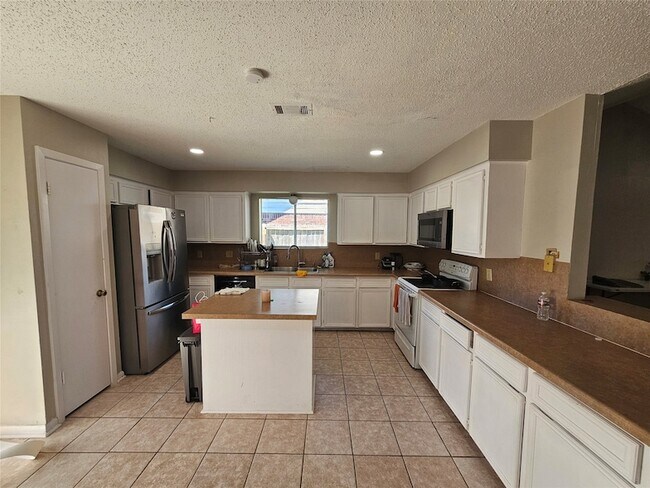 Building Photo - 16715 Rockbend