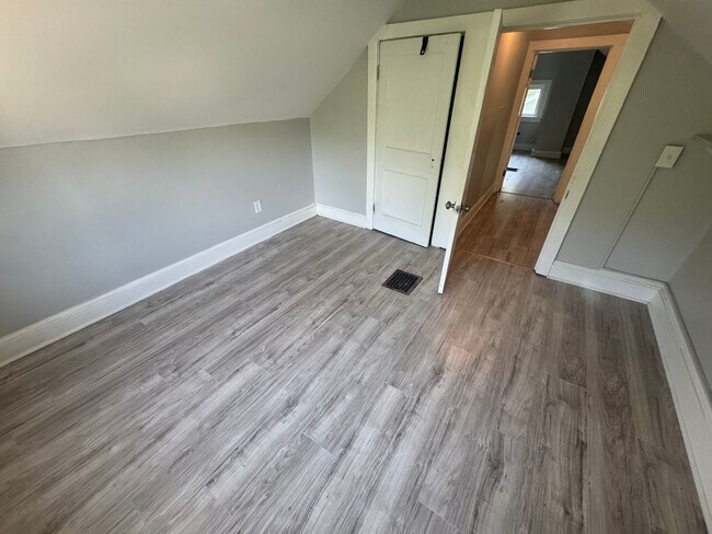 Building Photo - Single Family Home 4 Bedroom and 1 Bath