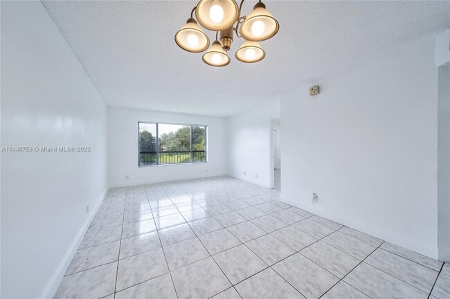 Building Photo - 9962 Twin Lakes Dr