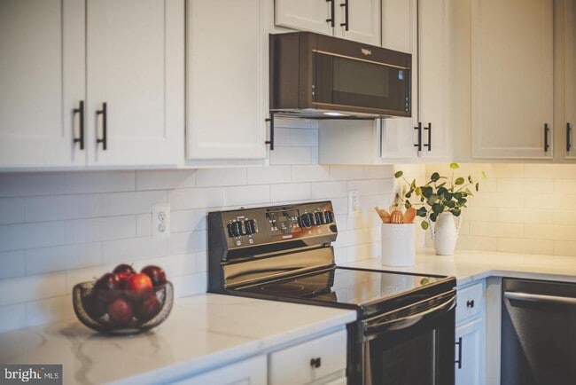 Building Photo - 44848 Tiverton Sq