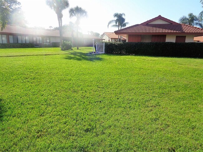 Building Photo - Nokomis/Osprey Area -- Close to beautiful ...