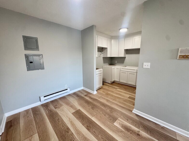 Building Photo - 837 River St