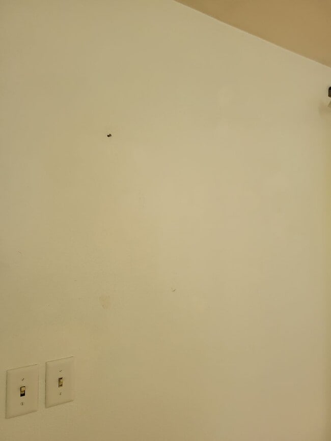 Building Photo - 2 Bedroom House