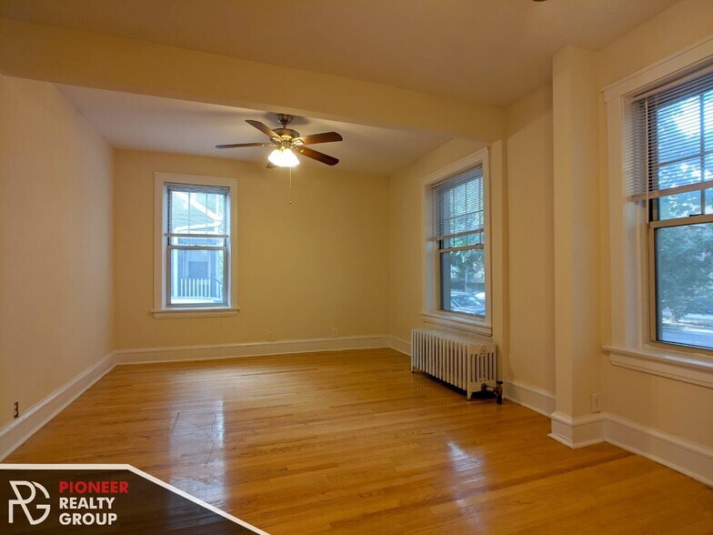 Primary Photo - 1615 W Berteau Ave