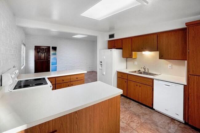 Building Photo - Radiant East Tucson Retreat: Bright 2-Bed with Large Private Backyard