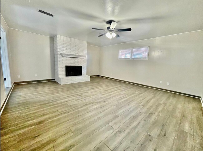 Building Photo - Pre-leasing now for 3 bed 2 bath near Texa...