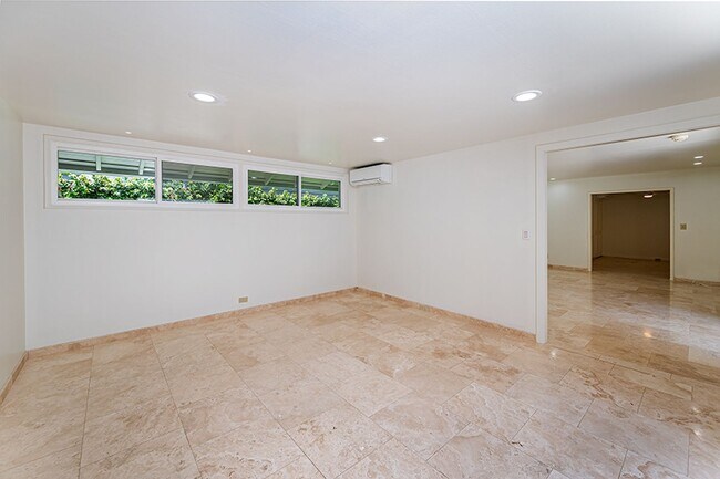 Building Photo - 5 BR Executive Home with Pool in prestigious Kahala! Pet Friendly!
