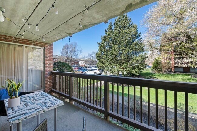 Building Photo - 144 Kenrick St