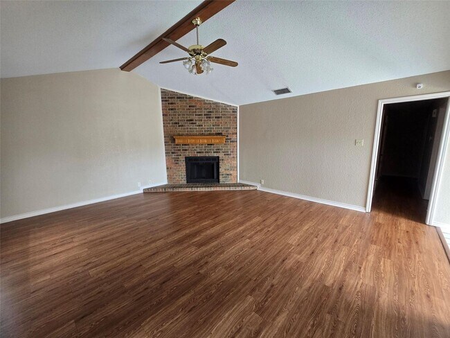 Building Photo - Discover this inviting 3 bedroom, 2 bathroom rental nestled in Cleburne, Texas, offering a spacio...