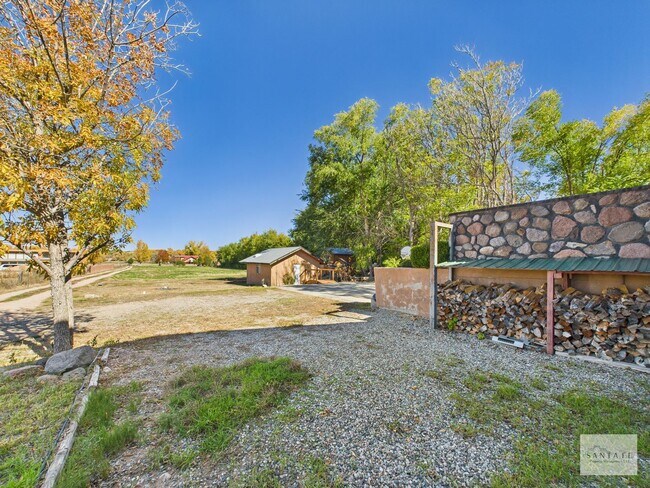 Building Photo - Single Family Home minutes from Los Alamos...