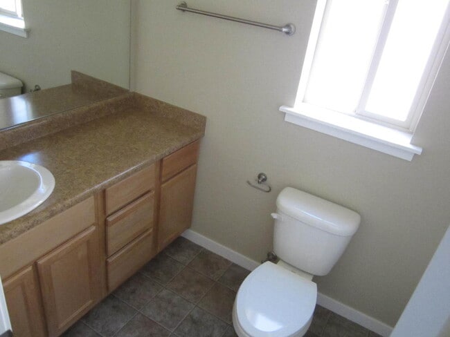Building Photo - Charming 3 Story Town Home for Rent