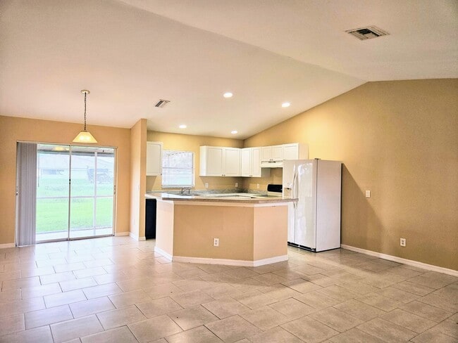 Building Photo - Move-in Ready 3 BR & 2 BA