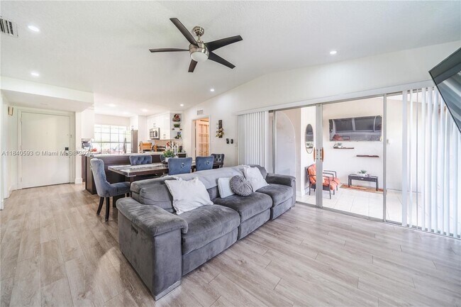 Building Photo - 5400 Lakewood Cir S