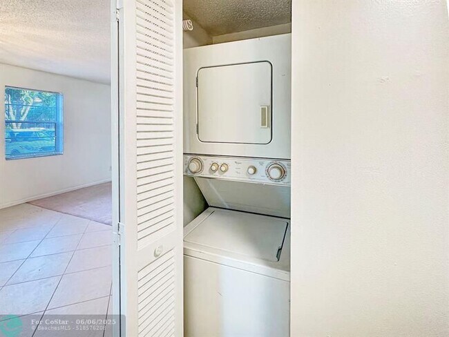 Building Photo - 6090 N Sabal Palm Blvd