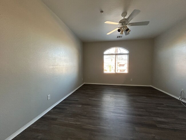 Building Photo - 955 E Knox Rd