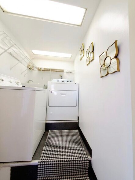 Building Photo - 5638 W Lawrence Ave