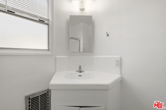 Building Photo - 5324 Vantage Ave