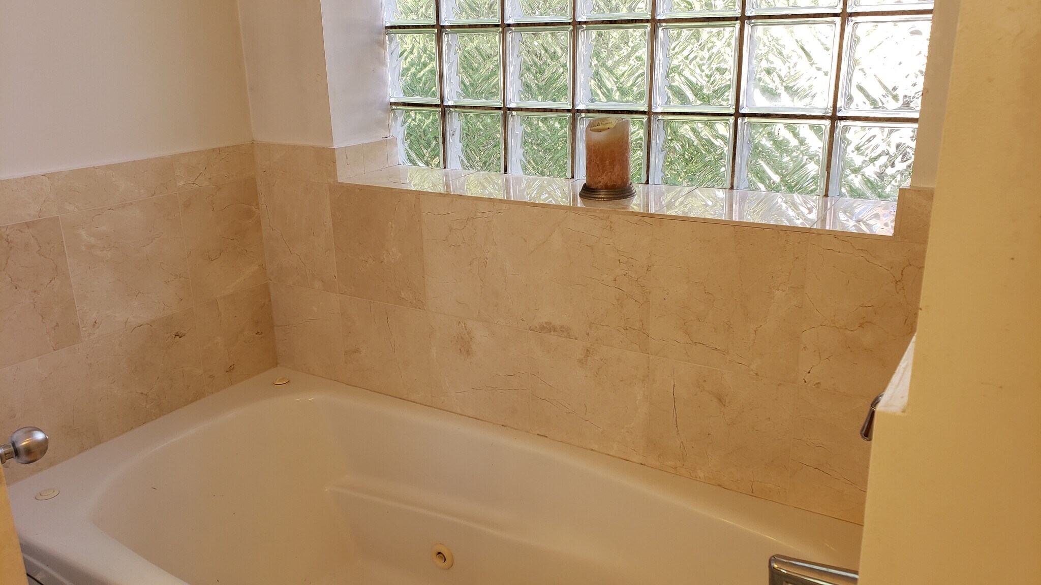 Jacuzzi Tub - 4044 N Kedvale Ave