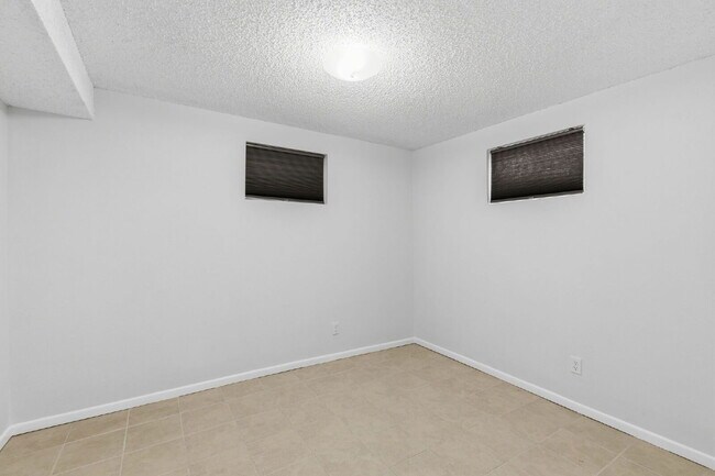 Building Photo - 930 Bowser Dr