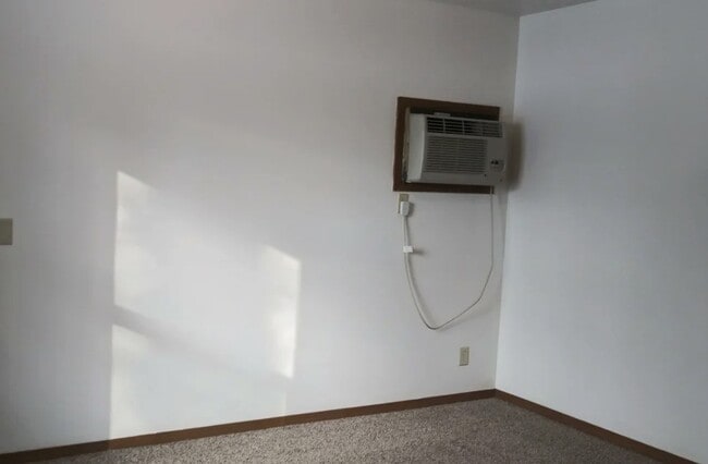 Building Photo - 300 Knoll Creek Dr