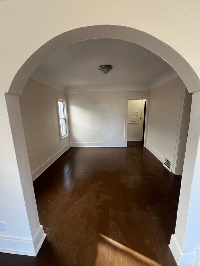 Building Photo - Cozy Westside Family Flat - Upper and Lowe...