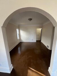 Building Photo - Cozy Westside Family Flat - Upper and Lowe...