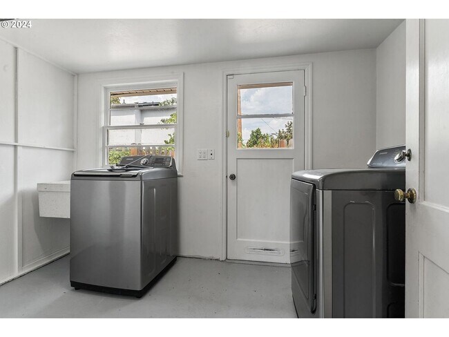 Building Photo - 2 Bedroom Duplex Near UO Campus