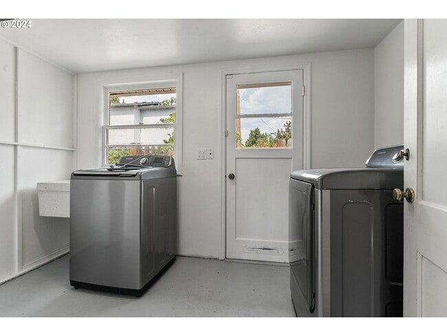 Building Photo - 4 Bedroom Duplex Near UO Campus