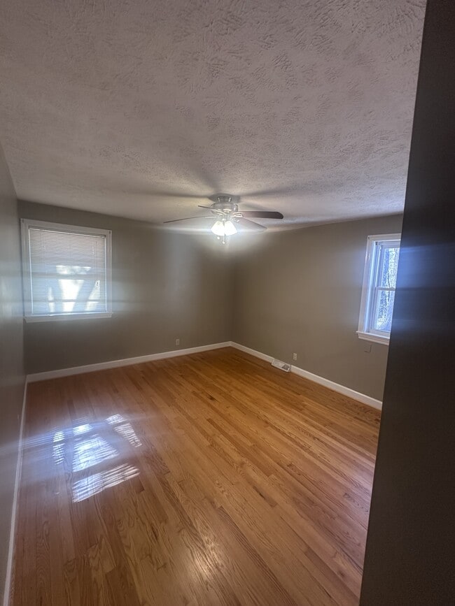 Building Photo - 150 Bernard Ct