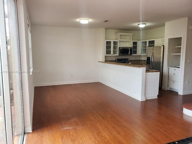Building Photo - 1030 NE 41st Pl