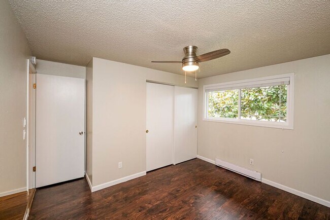 Building Photo - 7415 SE Center St