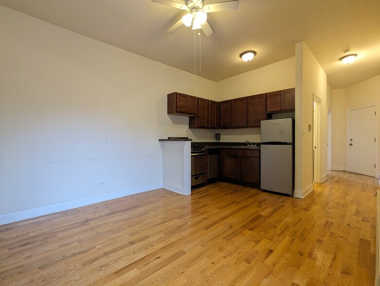 Primary Photo - 813 W Cornelia Ave