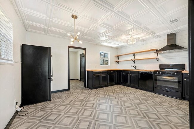 Building Photo - 6915 Providence Ave