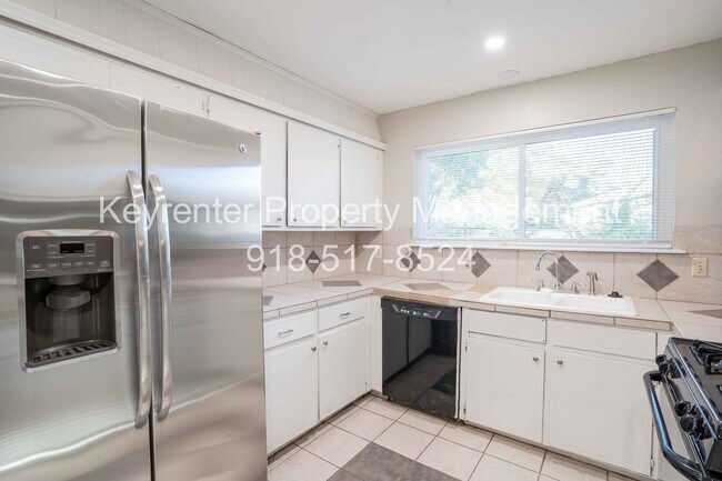 Building Photo - 3 Bed / 2 Bath / Near Tulsa Arts District